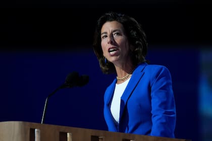 Gina Raimondo: ”En una situación extrema, un adversario extranjero podría apagar o tomar el control de todos sus vehículos que operan en Estados Unidos al mismo tiempo causando choques, bloqueando calles”.