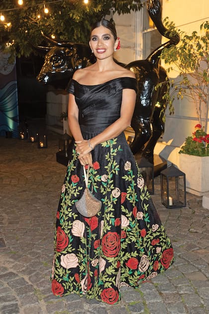 Gina Vargas de Roemmers optó por un traje off shoulder con falda floreada de Gabriel Lage