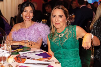 Gina Vargas de Roemmers y Verónica Zoani de Nutting (con vestido de Elie Saab y broche de Cynthia Pelaez) compartieron mesa.