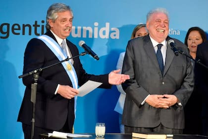 Alberto Fernández al tomar juramento a Ginés González García como ministro de Salud