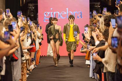 Ginebra presentó looks con estilo rockero que hicieron vibrar la pasarela.