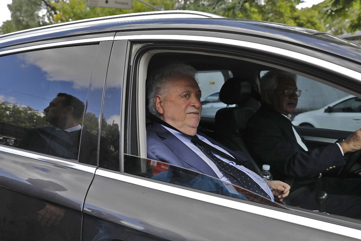 Ginés González García al salir del instituto Malbrán