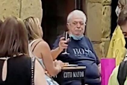 Ginés González García fue fotografiado en Madrid tras el vacunatorio vip