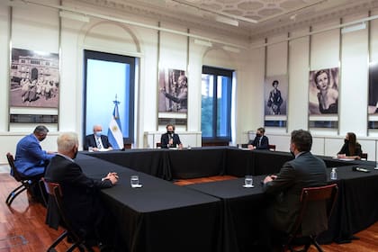 Ginés González García, Santiago Cafiero y Matías Lammens, al frente de la reunión con la AFA en el Salón de las Mujeres de la Casa de Gobierno.