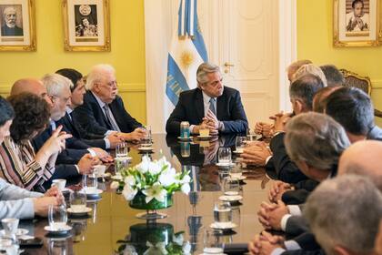 Ginés González García y Alberto Fernández encabezan una reunión