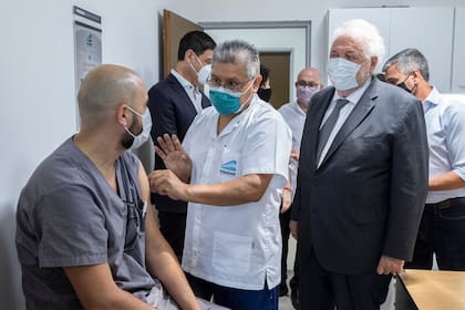 Ginés González García, en una visita al hospital Posadas, donde empezó la aplicación de la segunda dosis de la vacuna Sputnik V