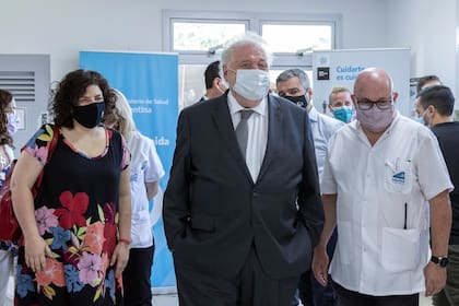 Ginés González García y Carla Vizzotti en el Hospital Posadas en donde comenzó la aplicación de la segunda dosis de la vacuna Sputnik V