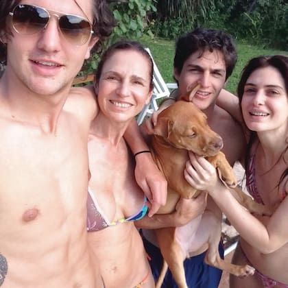 Ginette Reynal con sus hijos, Mía y Martín Flores Pirán –fruto de su matrimonio con José Manuel Flores Pirán– y Jerónimo Pando, que tuvo con su último marido, Miguel Pando Soldati