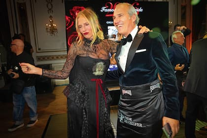Ginette Reynal (con vestido con encaje y una virgen en el pecho de Verónica de la Canal) bailó con su amigo Javier Iturrioz, que fue uno de los Celebrity Waiters y, como todos los años, se encargó de la ambientación de la fiesta