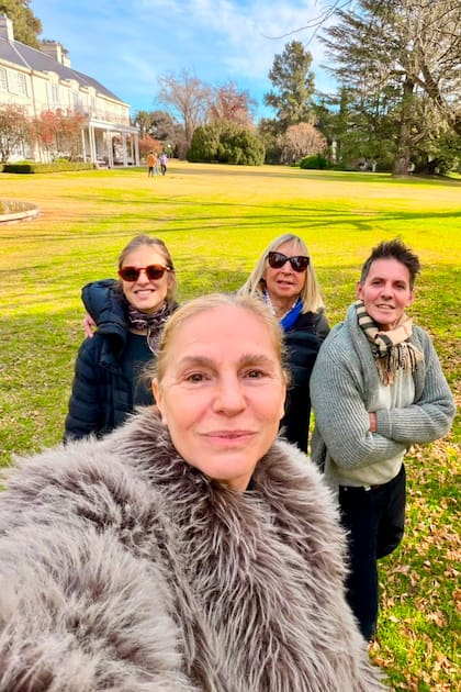 Ginette Reynal saca una selfie de recuerdo con el casco de La Concepción de fondo