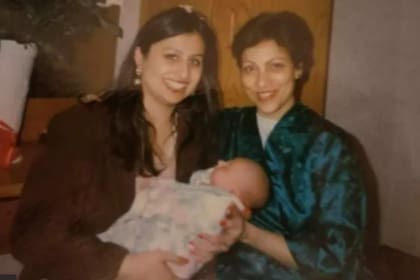 Gini (izquierda) conoció a Anita en un viaje en el metro de Londres a principios de la década de 1990 y decidió ayudarla a tener un bebé