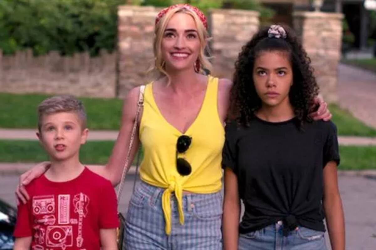 Ginny abrazando a Georgia en la película Ginny y Georgia