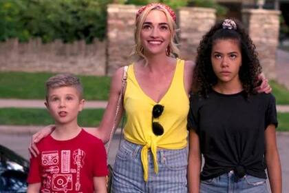 Ginny abrazando a Georgia en la película Ginny y Georgia