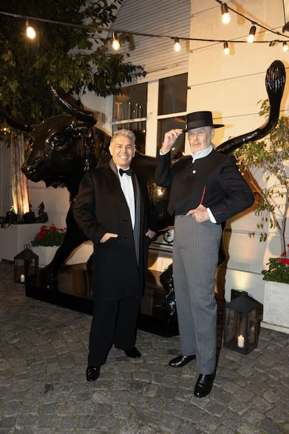 Gino Bogani impactó con un traje típico que compró en Sevilla hace cuarenta años. “Fuimos a un casamiento con Mirtha Legrand y María Teresa Villarroel y ellas me ayudaron a elegirlo”, le contó a ¡HOLA! Posó junto a Daniel Ozán