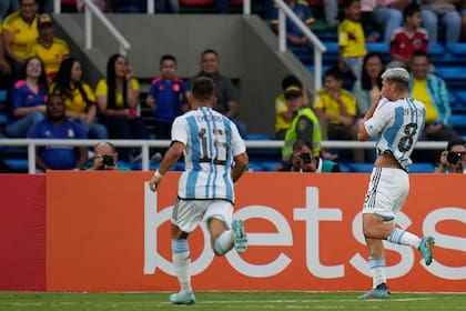Gino Infantino celebra su gol, el del triunfo del seleccionado argentino contra Perú en el Sudamericano Sub 20 de Colombia; Axel Encinas se une al festejo.