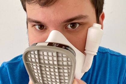 Gino Tubaro es uno de los argentinos que diseñó una mascarilla para protegerse del coronavirus que puede hacerse con una impresora 3D a un costo de unos 10 dólares