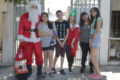 Gino Tubaro recorrió los barrios de Capital Federal y el Gran buenos Aires y regaló prótesis de manos y brazos impresas en 3D
