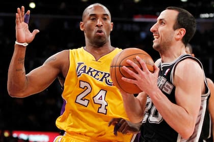 Kobe Bryant, con la camiseta 24, enfrentando a Manu Ginóbili, en un Lakers-Spurs; el norteamericano llevó ese número hasta su retiro.