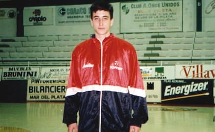 El autor de "Manu. El cielo con las manos" detalla cómo frustraciones en su juventud marcaron el carácter del basquetbolista y explican su personalidad ganadora
