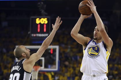 Ginobili no llega a impedir el tiro de Klay Thompson