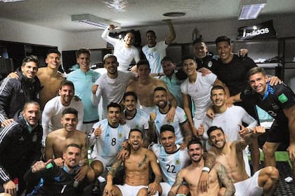 Gio en la selección, cerca de Messi, en el vestuario de La Paz, con Lautaro, De Paul, Paredes y Otamendi, entre otros, todos con un pasaje a Qatar que Simeone todavía está dispuesto a pelear