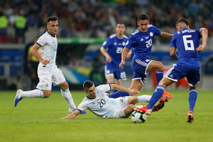 Gio Lo Celso se esfuerza para recuperar una pelota ante Paraguay; el zurdo terminó estresado