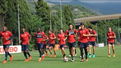 Gio Simeone en su primera práctica con Genoa