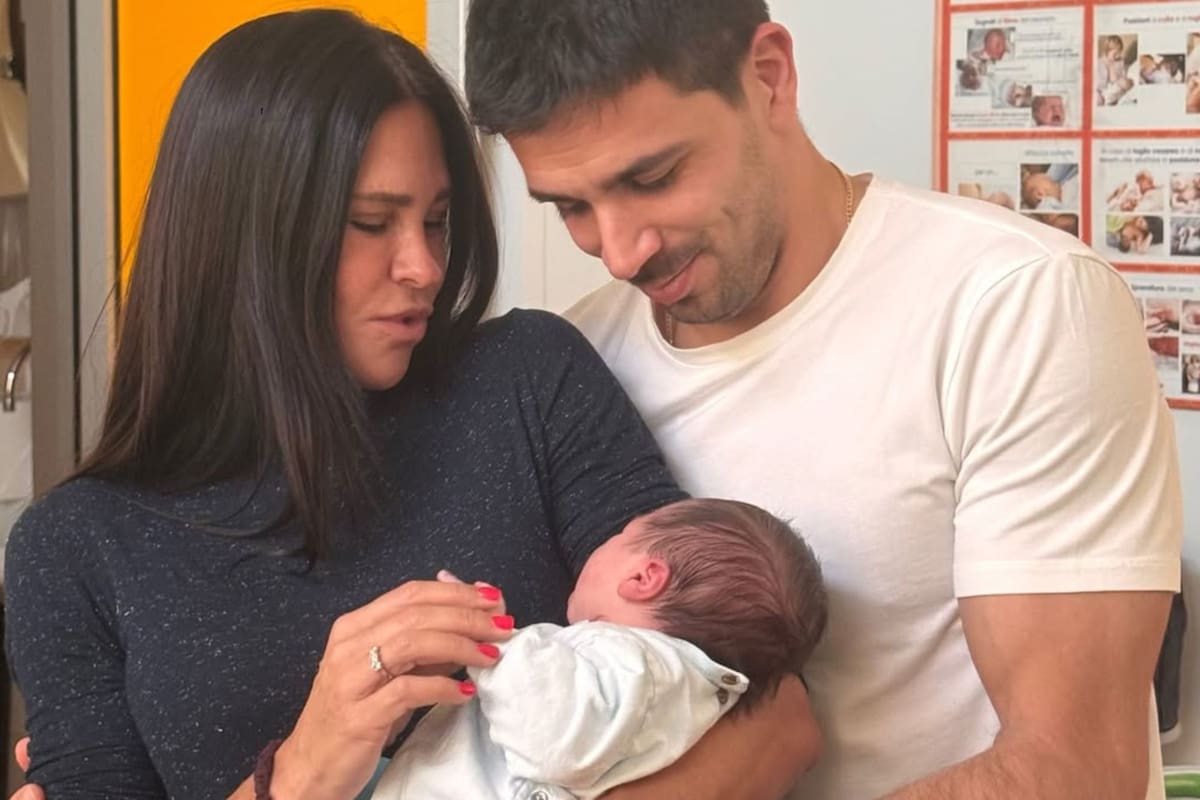 Gio Simeone fue papá por primera vez y Carolina Baldini viajó a Italia para conocer a su nieto