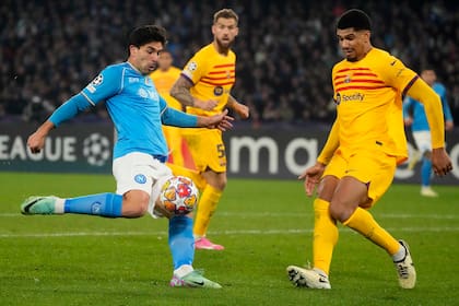 Gio Simeone ingresó en los últimos 20 minutos; remata ante el cruce de Ronald Araujo en el empate entre Napoli y Barcelona