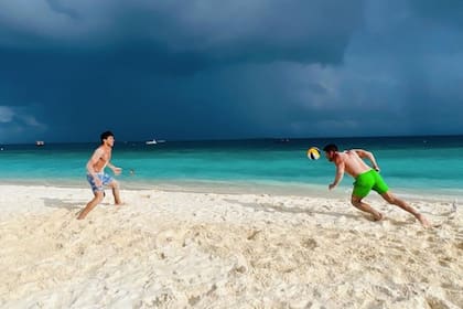 Gio y el Cholo aprovecharon su tiempo libre para jugar al fútbol en la playa.