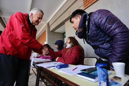 Gioja que fue el más votado en la interna peronista, al votar, en Rawson