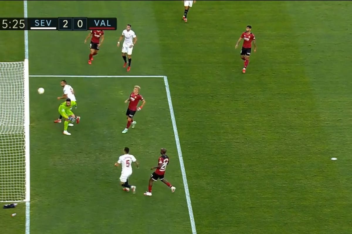 Giorgi Mamardashvili, arquero de Valencia, sufrió un inexplicable gol en la derrota de su equipo ante Sevilla