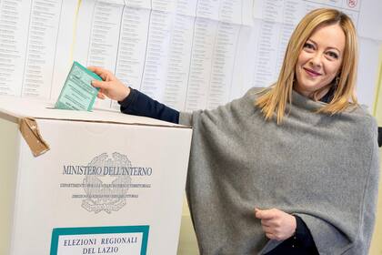 Giorgia Meloni emite su voto el 12 de febrero de 2023.