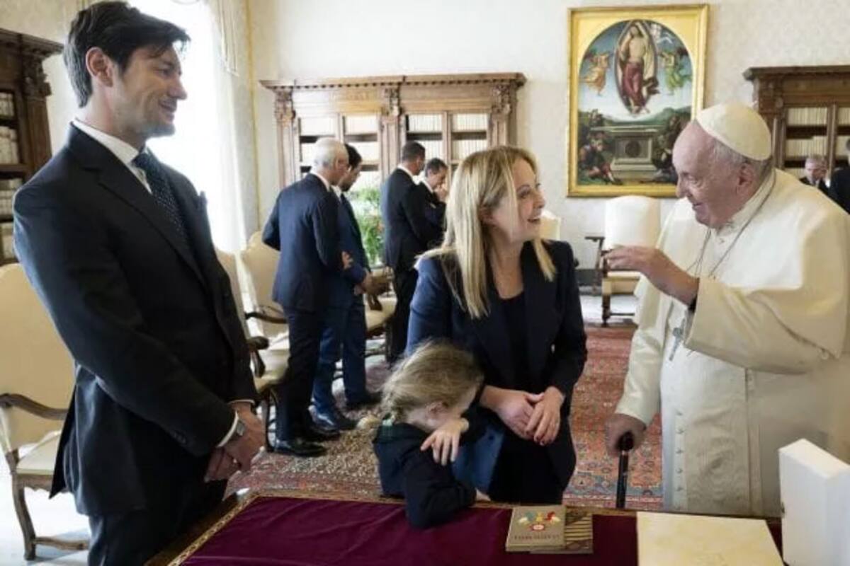 Giorgia Meloni fue a la audiencia con Francisco junto a su pareja y su hija