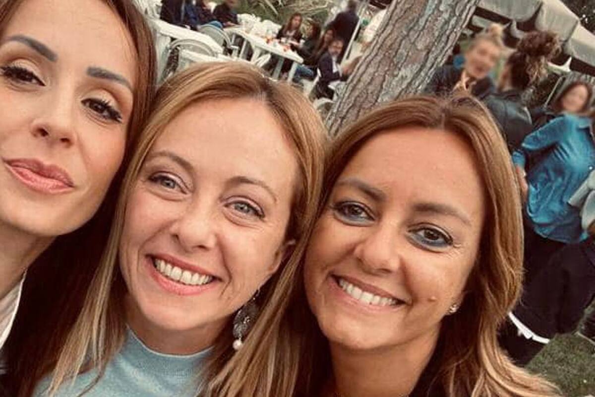 Giorgia Meloni junto a Nicoletta (a la derecha)