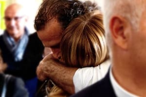 Meloni se abrazó con el "héroe de Módena", el hombre que frenó a un conductor "suicida"