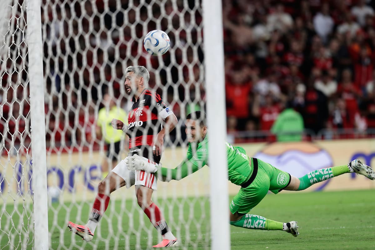 Giorgian De Arrascaeta cabecea y anota el 1-1 para Flamengo, que empató con lo justo como local en el Maracaná ante Independiente del Valle (AP Photo/Bruna Prado)