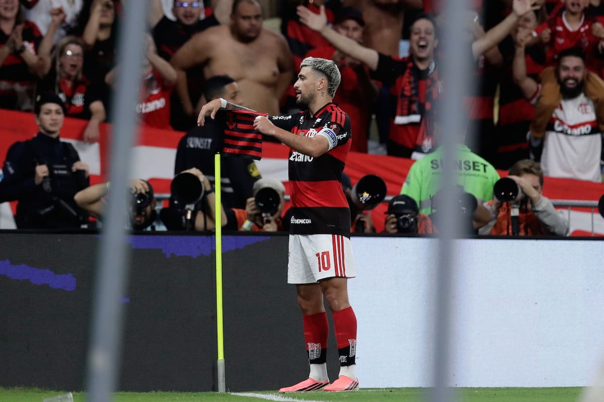 Giorgian De Arrascaeta celebra tras anotar el gol de Flamengo en el empate 1-1 contra Independiente