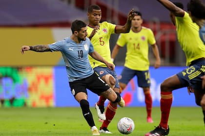 Giorgian de Arrascaeta toma el control frente a la marca de Wilmar Barrios: el uruguayo es creativo, pero intermitente (AP Photo/Bruna Prado)