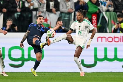 Giorgian De Arrascaeta y Hicham Bodaoui disputan la pelota en el amistoso en el que Uruguay y Argelia igualaron sin goles en Italia.