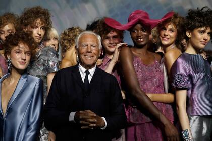 Giorgio Armani se ausentó por primera vez en su carrera de un desfile en junio de este año por problemas de salud (AP Foto/Luca Bruno, archivo)