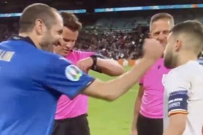 Giorgio Chiellini saluda a Jordi Alba durante el sorteo de los penales del partido que disputaron Italia y España