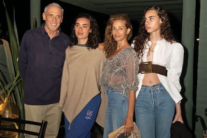 Giorgio y Georgina Alliata con
sus hijas Giorgia y Vittoria