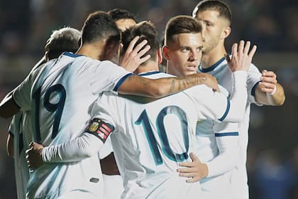 Giovani Lo Celso celebra el primer gol de Messi