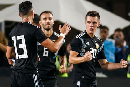 Lo Celso, que no jugó ni un minuto en Rusia 2018, celebra su gol, el segundo de la Argentina