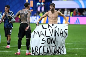 Los jugadores de la selección mostraron una bandera de las Malvinas y en Inglaterra reaccionaron con dureza