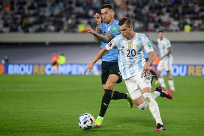 Giovani Lo Celso cubre la posición ante la carga de Vecino durante la goleada 3-0 de Argentina a Uruguay