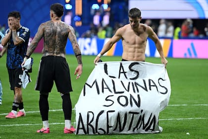 Giovani Lo Celso despliega la bandera de Malvinas después del triunfo ante Inglaterra en el Mundial; un gesto que todavía resuena en la política argentina