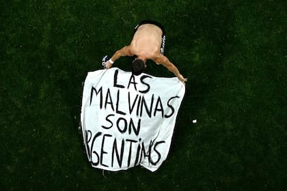 Giovani Lo Celso despliega la bandera de Malvinas después del triunfo de Argentina ante Inglaterra en el Mundial de Fútbol