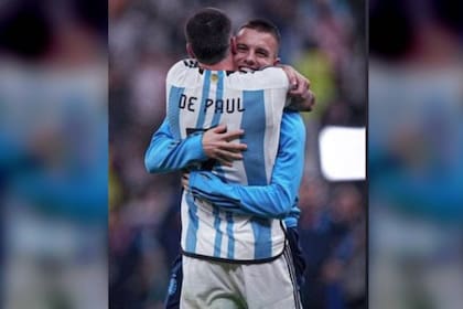 Giovani Lo Celso estuvo con sus compañeros en el partido de la Argentina y Croacia y se dio un emotivo abrazo con su compañero y amigo Rodrigo de Paul